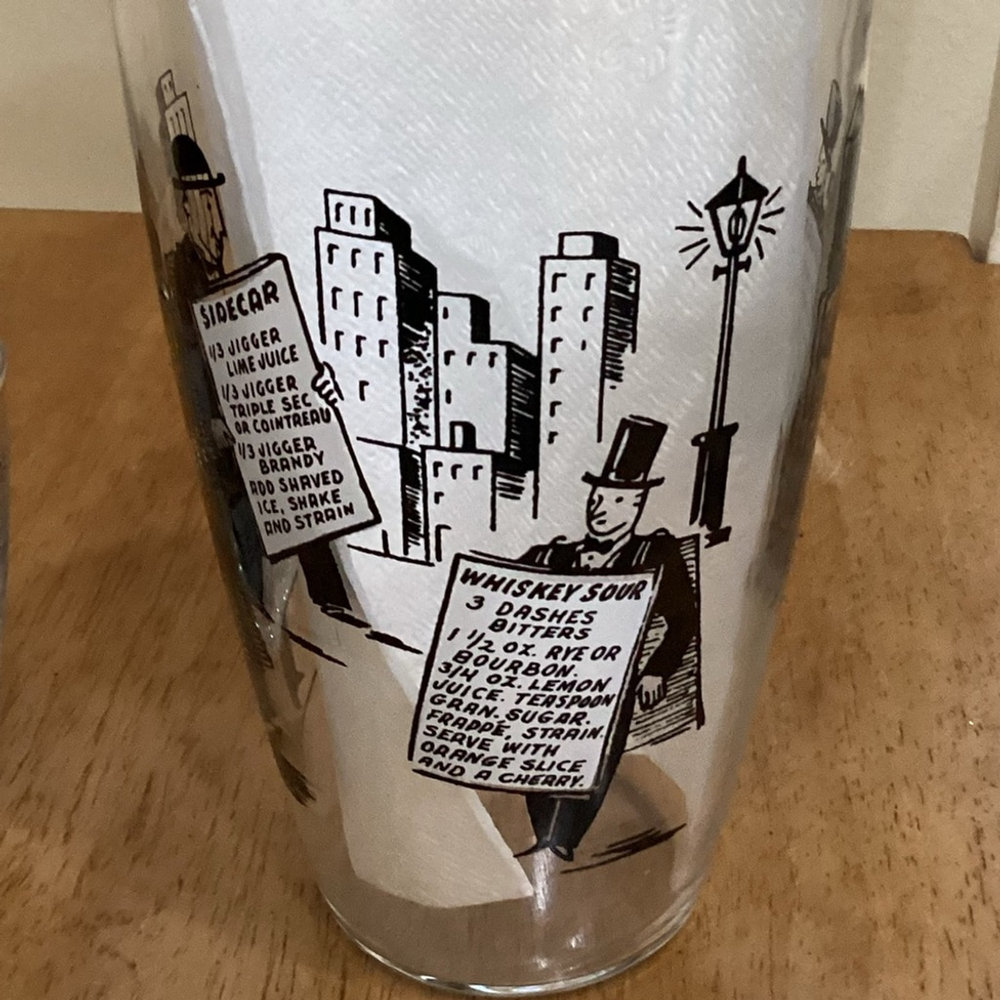 606. LOT OF 2 VINTAGE LIBBEY SANDWICH MAN CITYSCAPE BAR GLASSES - Picture 4 of 6